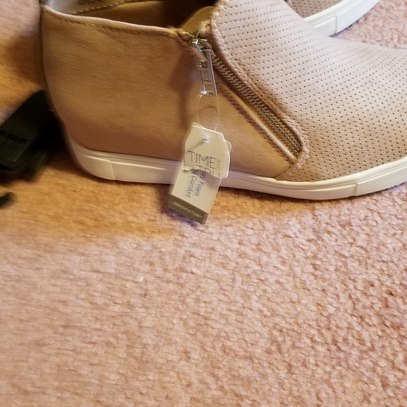 Boots - Picture 3 of 3